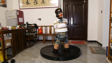 【胜景影视】《绑架JK女学生》 穿着JK服的女学生正在路上走着，突然被人打晕绑架走