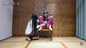 【美曦s】连体丝袜绳奴被主人调教的一天 强制固定调教榨汁训练《椅子固定调教连体丝袜绳奴》第一次尝试乳胶头套的敏儿，气喘嘘嘘的差点晕过去。连体丝袜、乳胶头套、控制呼吸、鞭打...