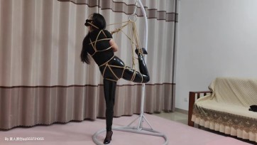 【素人原创】美女裤里丝袜皮裤细跟高跟鞋股绳后高手超级难受单腿吊缚放置展示