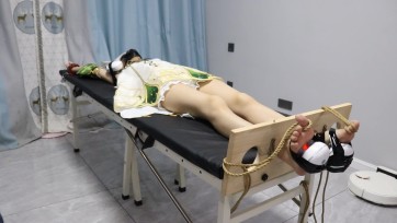 【咕咕原创】小草神的山药泥地狱痒责2（下），极限感官折磨，足底、腋窝4个按摩仪痒刑放置+手指气垫梳痒刑（超长时间+采访感受）