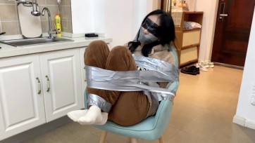 【默示录】新模小清，五官很立体的女生，黑色胶带+银色胶带的封嘴，捆绑体验~