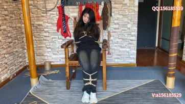 【龙飞绳艺】绑架 晕厥 放置醒来后嗷嗷叫，在她脖子上面加一条绳子，最后用塑料袋套住头部