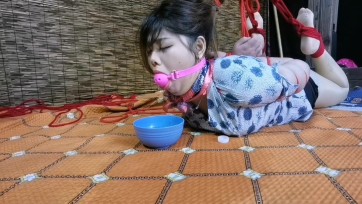 【HD飞天】涵美儿今天要挑战5公分口球，没捆绑以前4,5公分口球都放不到嘴里，极限直臂驷马绑起来以后，把5公分口球给她硬塞到嘴里，不一会口水喷射出来，好刺激的画面