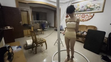 【缚予】调教之强制踮脚纯享惩罚，皮皮这次要穿上强制踮脚脚铐罚站整一个小时，期间还要用木板和皮鞭等不断鞭打脚心，手上抓着链条防止摔倒但借不上力，不一会腿就抖动了，还能坚持...