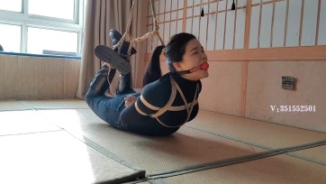 【一绳所爱】洛洛牛仔裤被老师傅驷马紧紧捆绑