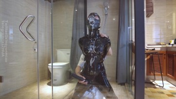 【鹿角与猫爪】《乳胶rbq戴鼻勾+强制开口环深喉——奇怪液体颜射play•上》干呕声弥漫，酸奶射满整个脸部、嘴巴，爪爪自己含得不够有诚意，只能强制按压头深喉，口水拉丝带出白色粘稠...