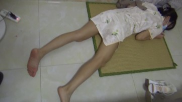 【新月原创】【雨晴】 身材超级好 被玩脚的丝袜凉鞋旗袍女孩 丝袜脚踝TK控的福利