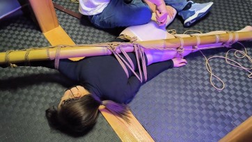 【老癸原创】露露 竹竿吊F受辱 白丝 捆绑 吊缚 SP 玩胸 虐阴 羞辱 放置 扎屁股