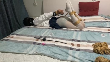 【玖喵】白丝水手服驷马自缚绑着睡觉