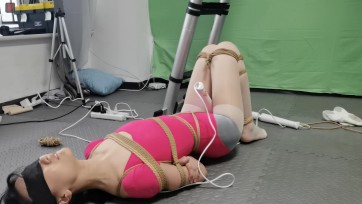 【绳之韵】最惊艳、最真实的征服！沉沦在绳世界的都市丽人媛媛，粉色体操服、白丝，重口蹂躏、强高游戏下集，驷马捆绑、肆意 玩虐、勒因高频双棒，震到崩溃，玩到媛媛膝部受伤