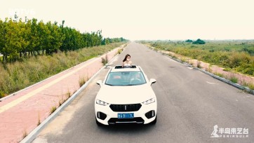 【半岛束艺台】【外】 捆绑检阅式：布玛乘坐检阅车巡视蓝色牟平