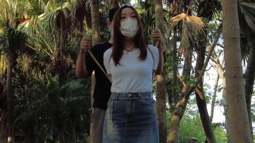 【晓鹿绳艺】【户外挑战】户外挑战锻炼模特的胆量，要求寻找陌生人带上口球，并且在陌生人面前表演，最后还要去寻找陌生人解开自己身上的绳子