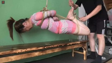 【绳之韵】“美凶”长腿，邻家少妇诗韵，无罩、桃红蕾丝短旗袍上集：新刑架试用，绳奴生涯的新挑战——超紧股绳、驷马悬空吊、TK折磨