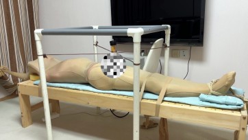 【黑魔法师】新的丝袜全包玩法 被丝袜狠狠包裹抓住无法动弹，榨汁机上下吞吐小J，被丝袜抓到的小哥只能哀嚎。有捆绑过程！