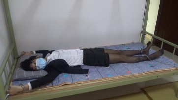 【新月原创】【彩依】 入室被抓住双脚的黑丝白领