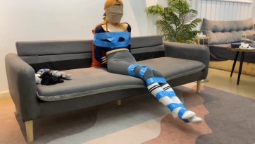 【默示录】【小敏】健身服+白色长筒袜，胶带封嘴后，再用4种颜色丝袜，层层蒙脸蒙嘴，只能“呜呜呜”挣扎~
