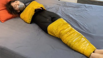 【默示录】【小星】黑色胶衣，与黄色胶带的色彩搭配