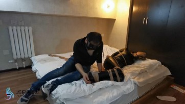 【JS】小冷-黑胶衣 马具口塞 丝袜捆绑套头 股绳刺激 玩足TK 口水直流