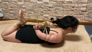 【龙飞绳艺】[紫棋] 极限驷马 五花 麻绳绑头发用力拉 ，把头拉起来 勒到双脚煞白