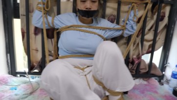 【荷仙少女】刚烈女孩H好久不见，一见面就死死的加股绳绑在栏杆上，拿的长鞭打狠狠的抽打，拉股绳听到喘息声加打 打的越狠教的越惨一开始被打的翻白眼、不过看你的表情你一定也很舒...