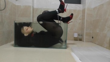 【小L】【kig】自己在家把脖子锁在水箱底，还反铐双手玩水下逃脱，差点出不来