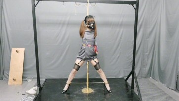 【HD飞天原创】用90公分长的开腿T形架20公分长的铁Y具差入,然后将骚奴禁锢起来,丝袜堵嘴,夹乳,后面在用G勾勾住,前面在用棒棒刺激,瞬间进入G潮失禁状态