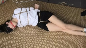 【绳之韵】职场精英阿娇，白衬衣、帆布鞋捆绑TJ，上集：阴天下雨虐小奴之耻辱挑逗篇 鞭子与刷子的挑逗，嫩处的折磨，长腿与绳子的邂逅、红唇与口球的风情