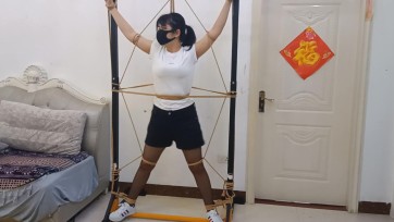 【新月原创】【玉箫】 被抓的黑丝女孩铁架大字缚 挣脱不能 还被咬了脖子和大腿