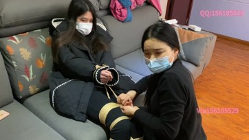 【龙飞绳艺】盗取八卦转盘 盗取小女孩家里的八卦转盘，一开始好言相劝，最后恐吓，用武器，都不行，最后强盗用手it女孩受不了了