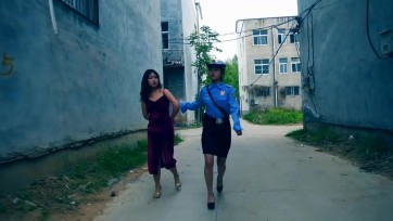 【胜景影视】《落难神奇女》 上集 托尼为了报仇他利用神奇女是一个尽职执法人，就安排自己人冒充执法同事诱捕她