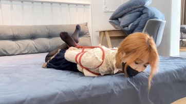 【默示录】【小敏】第一次尝试驷马，嘴巴塞上毛巾后，一层一层用胶带封住嘴巴，搭配上黑丝，挣扎声，捆绑全过程实录~