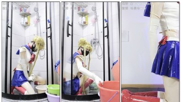 【哈曼哈】乳胶衣美少女战士月野兔浴室体液循环灌肠，灌肠液涂抹全身入体一米长g塞水中
