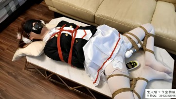 【嗷大喵】《萝莉遇险记》-第三集-柯柯被日式紧缚+躺着蟹缚折腿缚+电击贴+超大棒棒刺激裆下+胶布封嘴+再被尝试夹子夹舌头+反复用棒棒折磨+反复多次刺激GC，消停一会又上来了感觉直到把...