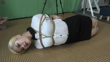 【绳之韵】坠入凡间的精灵，美少女羽灵试镜下集，白衫黑裙细高跟，极限后观音驷马捆绑放置，脱鞋玩脚，TK，耐力测试