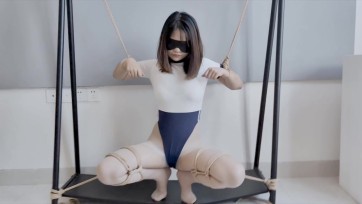 【凛凛蝶】海砂-体操服肉丝少女的母狗柔韧性训练，极限一字马单腿吊放置羞辱