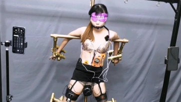 【HD飞天】欧式拘束架禁锢悦儿，禁锢起来后用矿泉水猛灌口中，电击Y塞放入Y部,全身贴满电击片，电击y塞放入下面最后调到276，瞬间高C失J狂喷,被电晕了过去,像僵尸一样动了动也动不了