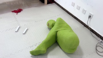 【黑魔法师】颜老师的绿色木乃伊，定拍作品颜老师被包，不一样的木乃伊造型，AV棒强制+tk+鞭打