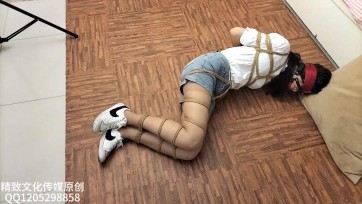 【精致原创】【后高手惩罚+日式蛇搏马具扣球蒙眼】雨斐为了躲避债主，躲在家里，债主还是找上了门，把她掐晕制伏，折臂捆绑，开始惩罚