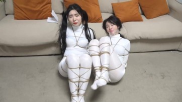【逍遥】《鬼屋缚影——超密集拘束》刘洋 吴晗性感油光白丝美女 全身从脖子捆绑到脚掌 超密集拘束 性感白丝人棍