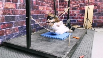 【HD飞天原创】悦儿白色旗袍，高筒靴，白手套，肉丝，直臂，重刑镣铐，跪立口口，直臂驷马强制gc