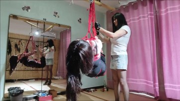 【喜欢捆绑的灵儿】新来的伪娘小m来做客体验绳吊驷马 第二集