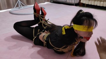 【素人原创】傲慢女侠(下集)挑战捆绑 结果被绑哭 然后带上超大号口球满头大汗口水不断流出加上双层环口夹 博主非常狠心 女侠崩溃无助哭泣流口水