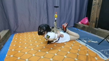 【绳舞飞扬】18岁小女生晓琳儿带着大姨妈体验日式驷马，又腥又刺激