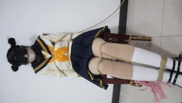 【荷仙少女】捕获晕厥的丸子头黄水手服少女A （上） 绑在凳子上超级紧缚的痛苦折磨，敏感的身体与腋下，易怒的女孩嘴里骂的越狠，相对惩罚就会越狠，挠加打到怀疑人生的疯狂体验，挣...