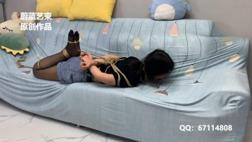 【蔚蓝艺束】美女靖雯遭劫匪入室绑架 捆绑堵嘴挣扎 口水润湿沙发
