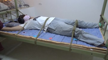 【新月原创】【玉箫】 剧情片 大字捆绑棉被挠 被捂晕的妹子第一视角脱掉鞋子玩棉袜脚