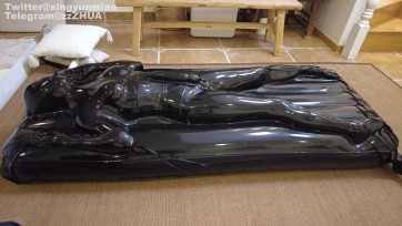 【鹿角与猫爪】《真空床第三弹—充气式真空床》再次被真空乳胶封印~比支架床要更紧，压迫感更强，身体轮廓更明显，再也不用躺硬地板~