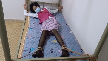 【新月原创】【彩依】户外《被尾随的黑丝空姐》抓脚 大字捆绑 强烈挣扎