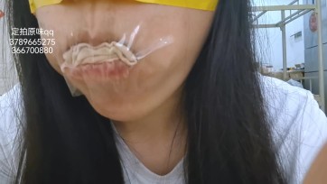 【新月原创】丝袜堵嘴+胶带+沾满口水的丝袜，丝袜肉眼可见的一点一点完全湿润！超多口水～