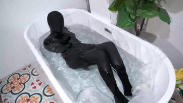 【闪闪工作室】重责水刑！双层丝袜和紧身头套覆盖淋水浸水，每一下呼吸都带着水分子的震动